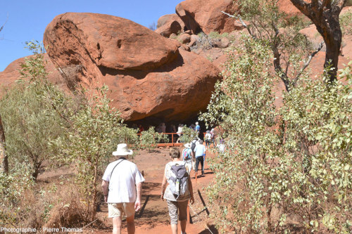 Cadre morphologique général d'un site de peintures rupestres en Australie, un giga-bloc éboulé à la base d'Uluru, le plus célèbre inselberg d'Australie