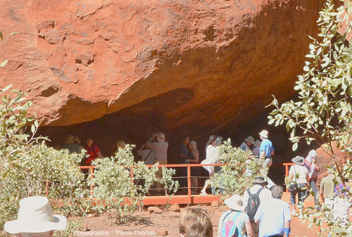Site de peintures rupestres en Australie, un giga-bloc éboulé à la base d'Uluru, le plus célèbre inselberg d'Australie