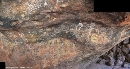 Détail des peintures rupestres situées sur les parois et le plafond sous le gros bloc de grès éboulé du haut d'Uluru (Australie)