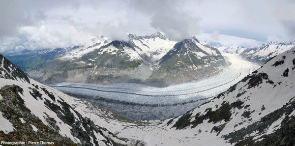 Vue d'ensemble du glacier d'Aletsch (canton du Valais, Suisse) photographié depuis la station supérieure du téléphérique de l'Eggishorn au-dessus du village de Fiesch