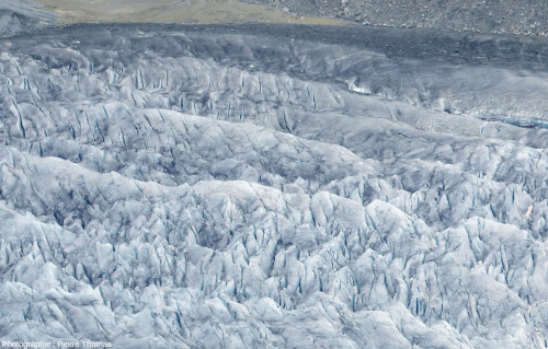 Zoom sur des crevasses sur le glacier d’Aletsch vues depuis la station supérieure du téléphérique de l'Eggishorn (canton du Valais, Suisse)