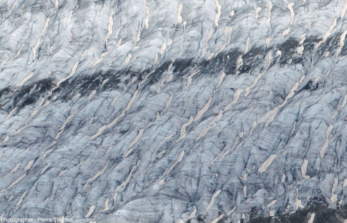 Détail de crevasses vues depuis la station supérieure du téléphérique de l'Eggishorn (canton du Valais, Suisse)