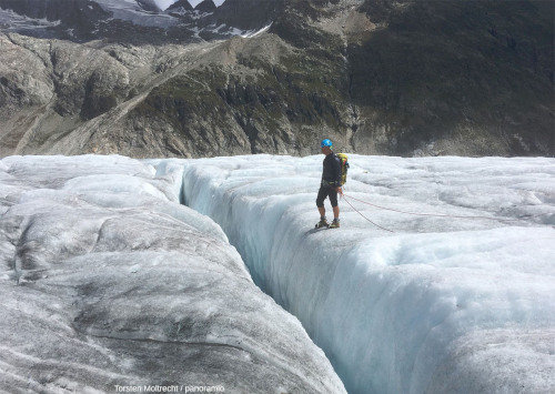 La surface du glacier d'Aletsch montrant une grande crevasse (canton du Valais, Suisse)