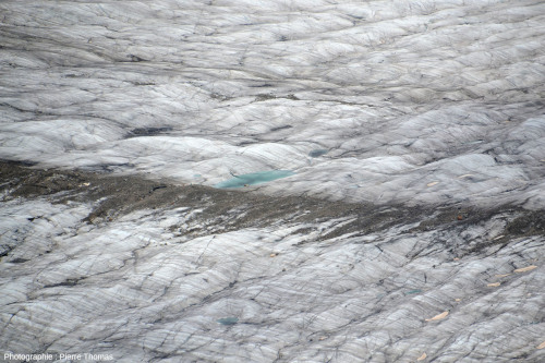 Zoom sur un petit la temporaire visible à la surface du glacier d'Aletsch depuis la station supérieure du téléphérique de l'Eggishorn