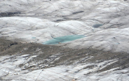 Détail d'un petit lac temporaire visible à la surface du glacier d'Aletsch depuis la station supérieure du téléphérique de l'Eggishorn