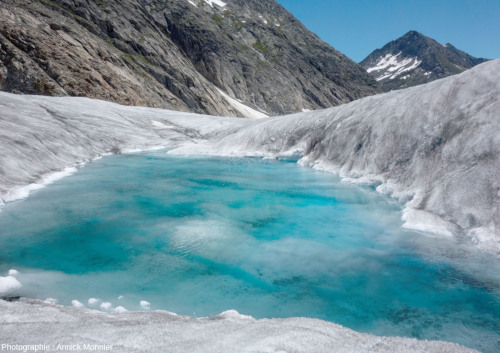 Vue depuis la surface du glacier d'Aletsch montrant un autre de ces petits lacs temporaires (canton du Valais, Suisse)