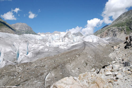 Gros plan sur le bord du glacier d'Aletsch et de sa moraine latérale (canton du Valais, Suisse)