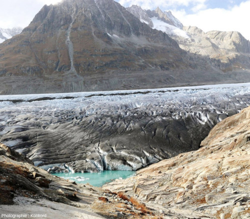 Petit lac sur la rive gauche du glacier d'Aletsch, lac dû au barrage d'une vallée latérale par le glacier