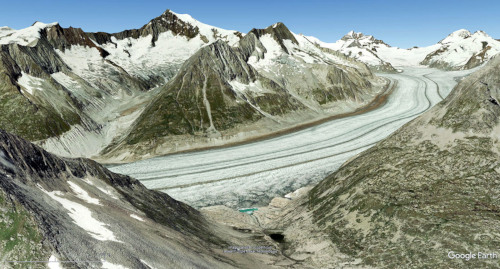 Vue aérienne du petit lac de la figure précédente, glacier d'Aletsch, Suisse