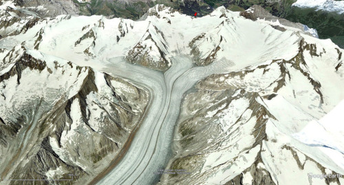 Vue aérienne, en direction Nord-Nord-Ouest, montrant que le glacier d'Aletsch provient de la confluence de trois glaciers, respectivement de gauche à droite (du NO au NE) les Grosser Aletschfirn, Jungfraufirn et Ewing Schneefeld