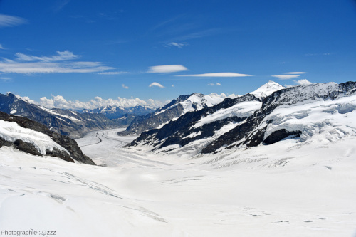 Vue vers l'aval (vers le Sud-Sud-Est) depuis l'arrivée du chemin de fer à crémaillère du Jungfraujoch, juste en amont du Jungfraufirn