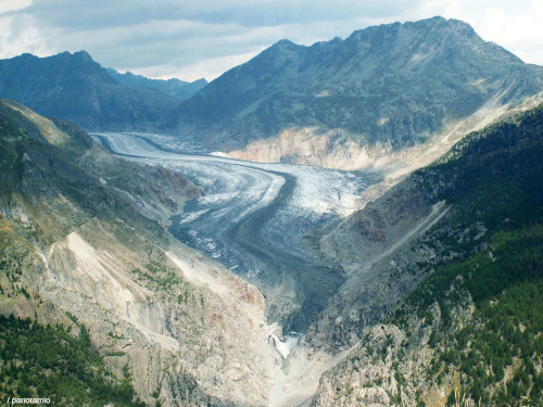 Vue générale de la langue terminale et du front du glacier d'Aletsch (canton du Valais, Suisse)