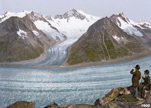 Photographie en noir et blanc artificiellement colorisée (procédé technique appelée photochrome) prise depuis l'Eggishorn en 1900