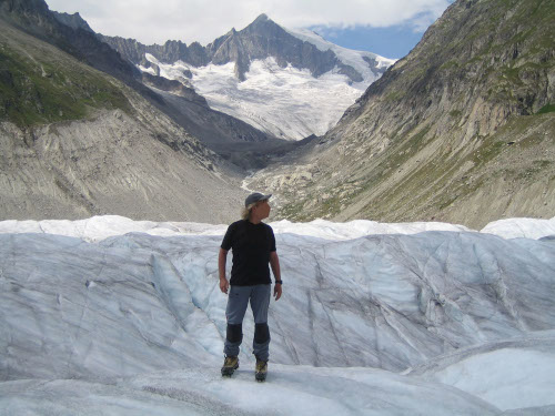 Photographie sur feu le glacier Mittelaletschgletscher, prise de nos jours depuis la surface du glacier d'Aletsch