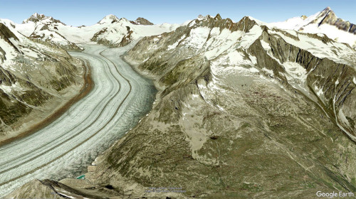 Vue aérienne datant de 2012 montrant (avec un angle de prise de vue voisin) la même scène que la figure précédente sur le glacier d'Aletsch