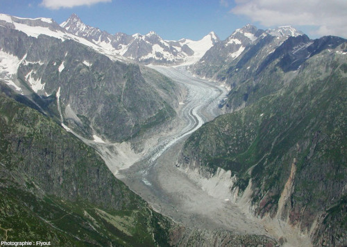 Vue d'ensemble du glacier de Fiesch (Suisse) prise en 2006