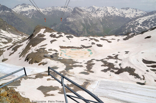 Vue sur un petit lac situé juste sous la station supérieure du téléphérique de la Diavolezza (canton des Grisons, Suisse)