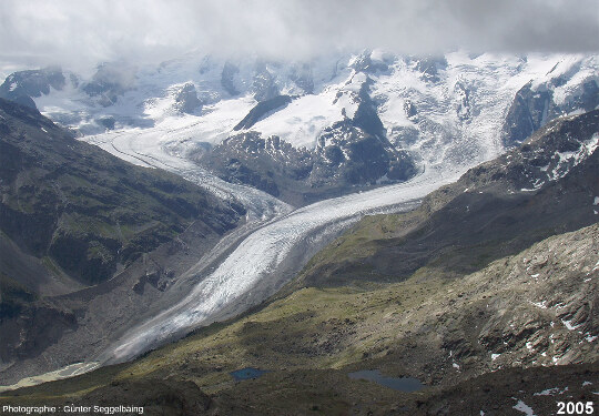 Le confluent entre les glaciers Pers et Morteratsch (canton des Grisons, Suisse), vu depuis les hauteurs de la rive gauche du Val Morteratsch en 2005