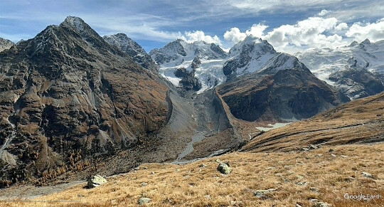 Vue générale sur ce qui reste du glacier Tschierva et de ses anciennes moraines latérales qui bordaient l'ancienne langue glaciaire