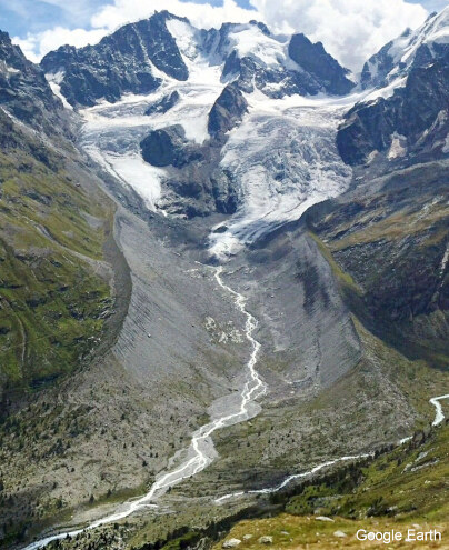 Vue sur ce qui reste du glacier Tschierva et de ses anciennes moraines latérales qui bordaient l'ancienne langue glaciaire