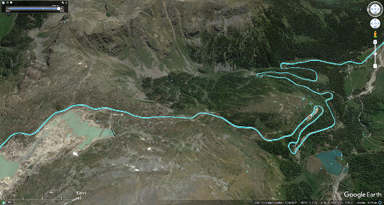 Portion de chemin de fer suisse très sinueuse