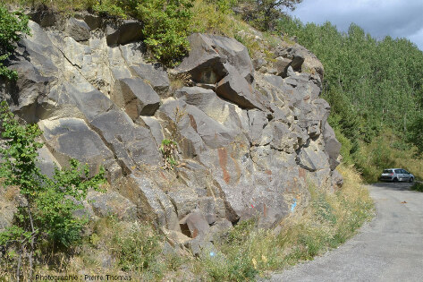 Affleurement à conglomérats carbonifères aux galets approximativement isodiamétriques, secteur de la Combarine (Puy-Saint-Pierre, Hautes-Alpes)