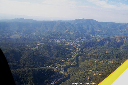 Vue plus lointaine du volcan de Jaujac dominant le village du même nom, Ardèche