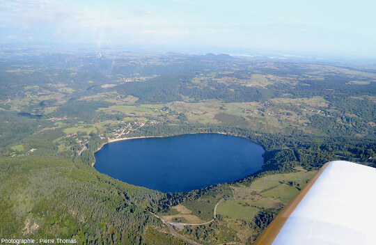 Le lac d'Issarles, un des plus beaux maars phréatomagmatiques d'Ardèche