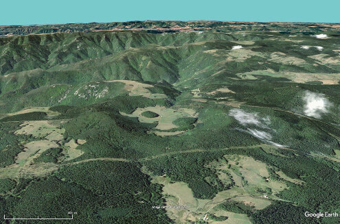 Vue aérienne, avec plus de recul que la vue précédente, montrant le maar de la Vestide du Pal (Ardèche)