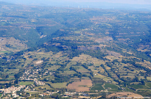 Le plateau basaltique de Jastre, qui domine le village de Saint-Jean-le-Centenier (Ardèche)