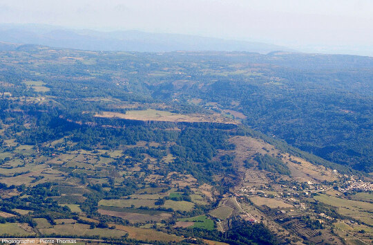 Le plateau basaltique dit de la Plaine du regard qui domine le village de Saint-Pons (Ardèche)