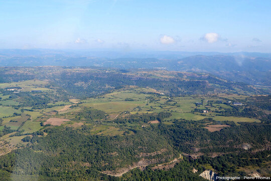 Vue aérienne, prise en direction du Nord, sur deux lobes basaltiques du plateau des Coirons séparés par la vallée de Rochessauve où coule la Payre (Ardèche)