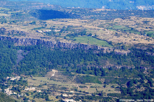 Détail du rebord Sud du deuxième plateau de la figure précédente, plateau constitué de plusieurs coulées superposées