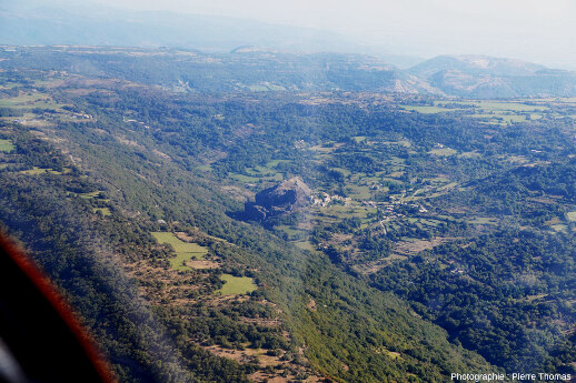 Vue aérienne d'ensemble du neck de Sceautres (Ardèche)