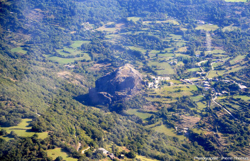 Vue aérienne de détail du neck de Sceautres (Ardèche)