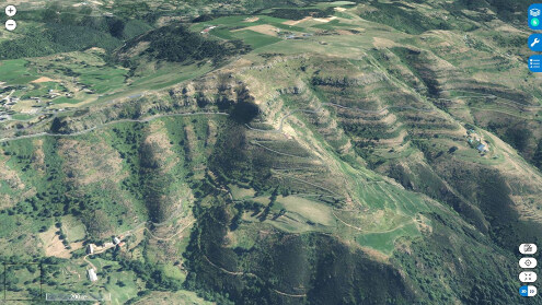 Vue aérienne de la superposition de coulées volcaniques dans le secteur de Saint-Clément (Ardèche)