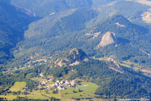 Vue élargie sur le Petit Gerbier / Gouleyou, avec 3 autres sucs phonolitiques (Ardèche)