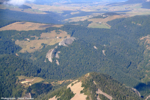 Le Rocher des Pradoux (Ardèche), intrusion phonolitique arquée