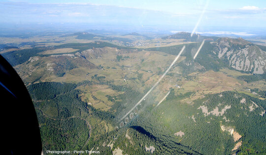 Vue aérienne sur le cirque des Boutières (Ardèche), au centre de l'image