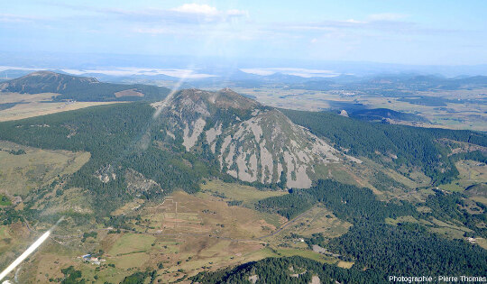 Vue sur le Mont Mézenc, une intrusion phonolitique complexe