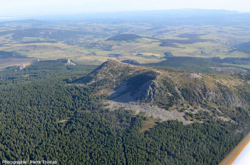 Vue aérienne d'ensemble sur le Mont Mézenc (Ardèche), une intrusion phonolitique complexe