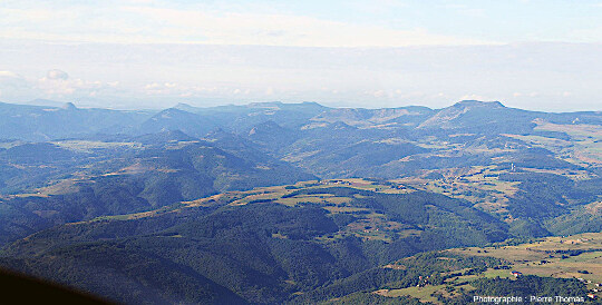 Vue d'ensemble du pays des sucs photographié depuis le Nord-Est