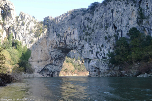 Le Pont d'Arc, en s'approchant par l'amont et en regardant vers l'aval