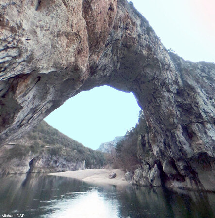 Vue rapprochée, côté amont, du Pont d'Arc sous lequel passe l'Ardèche