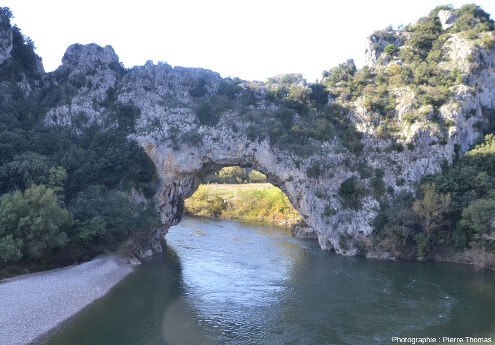 Le Pont d'Arc (Ardèche) vu de l'aval depuis le Belvédère du Pont d'Arc au bord de la D290