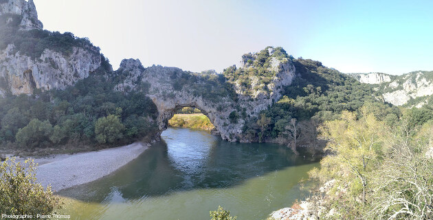 Le Pont d'Arc (Ardèche), vue large de l'aval depuis le Belvédère du Pont d'Arc au bord de la D290