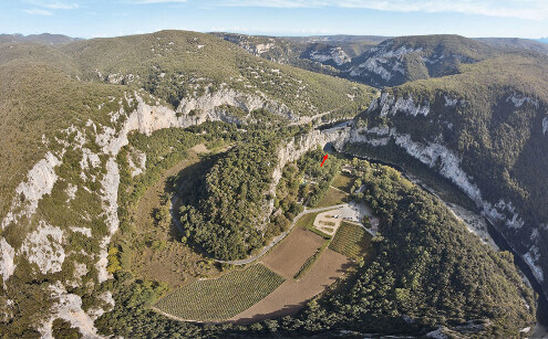 Cadre morphogéologique du Pont-d'Arc (flèche rouge), vue prise en direction du Sud-Sud-Est (Ardèche)