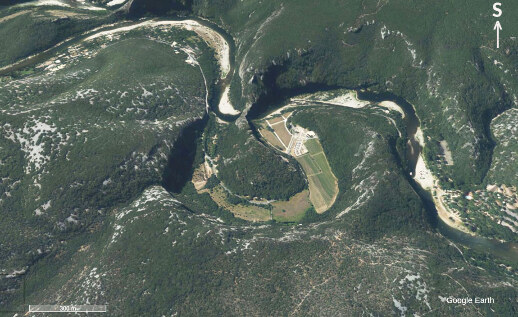 Vue aérienne, vers le Sud (comme les schémas de la figure 7), du méandre coupé du Pont-d'Arc (Ardèche)