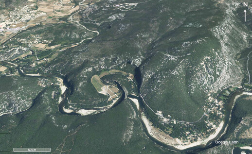 Vue aérienne, vers le Nord, du méandre coupé du Pont-d'Arc