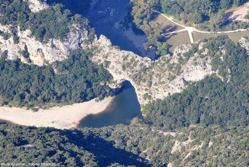 Vue aérienne sur le Pont d'Arc (Ardèche) depuis l'Est (survol de la rive gauche de l'Ardèche)